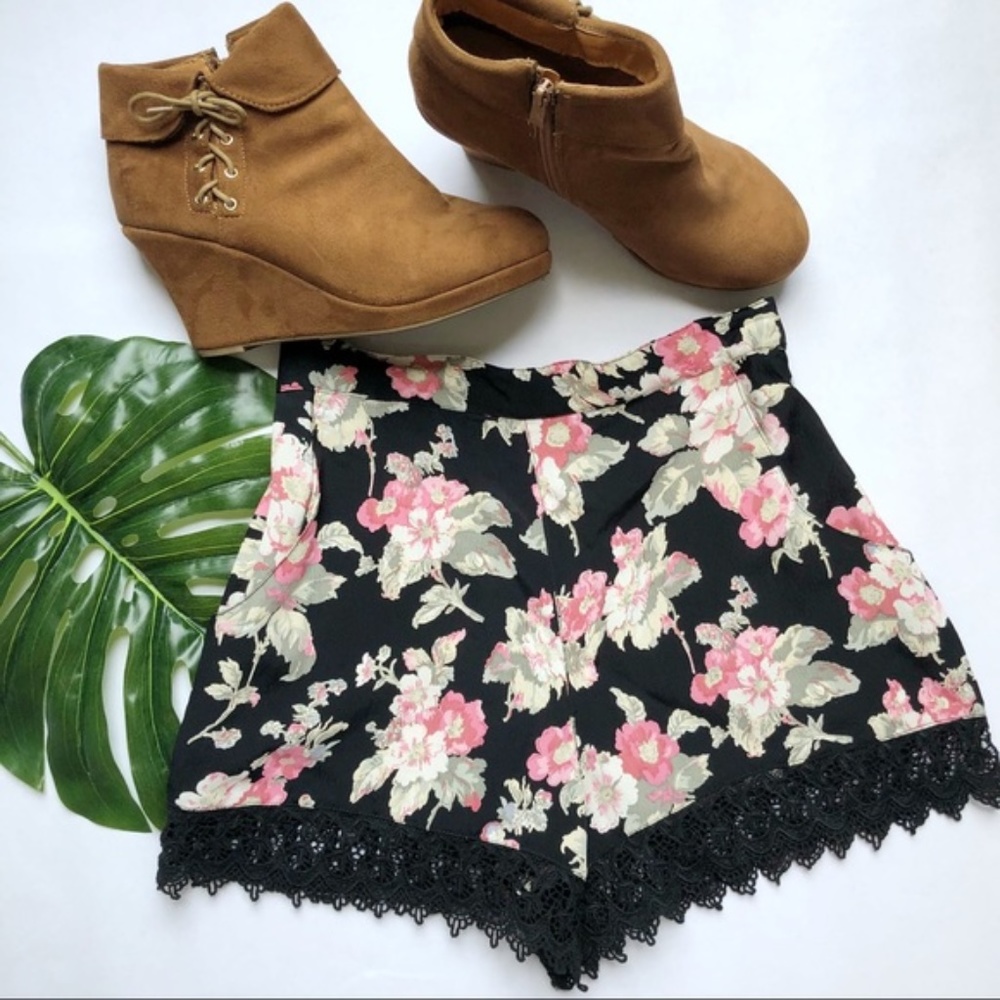 🎉CCO Topshop floral crochet trim shorts